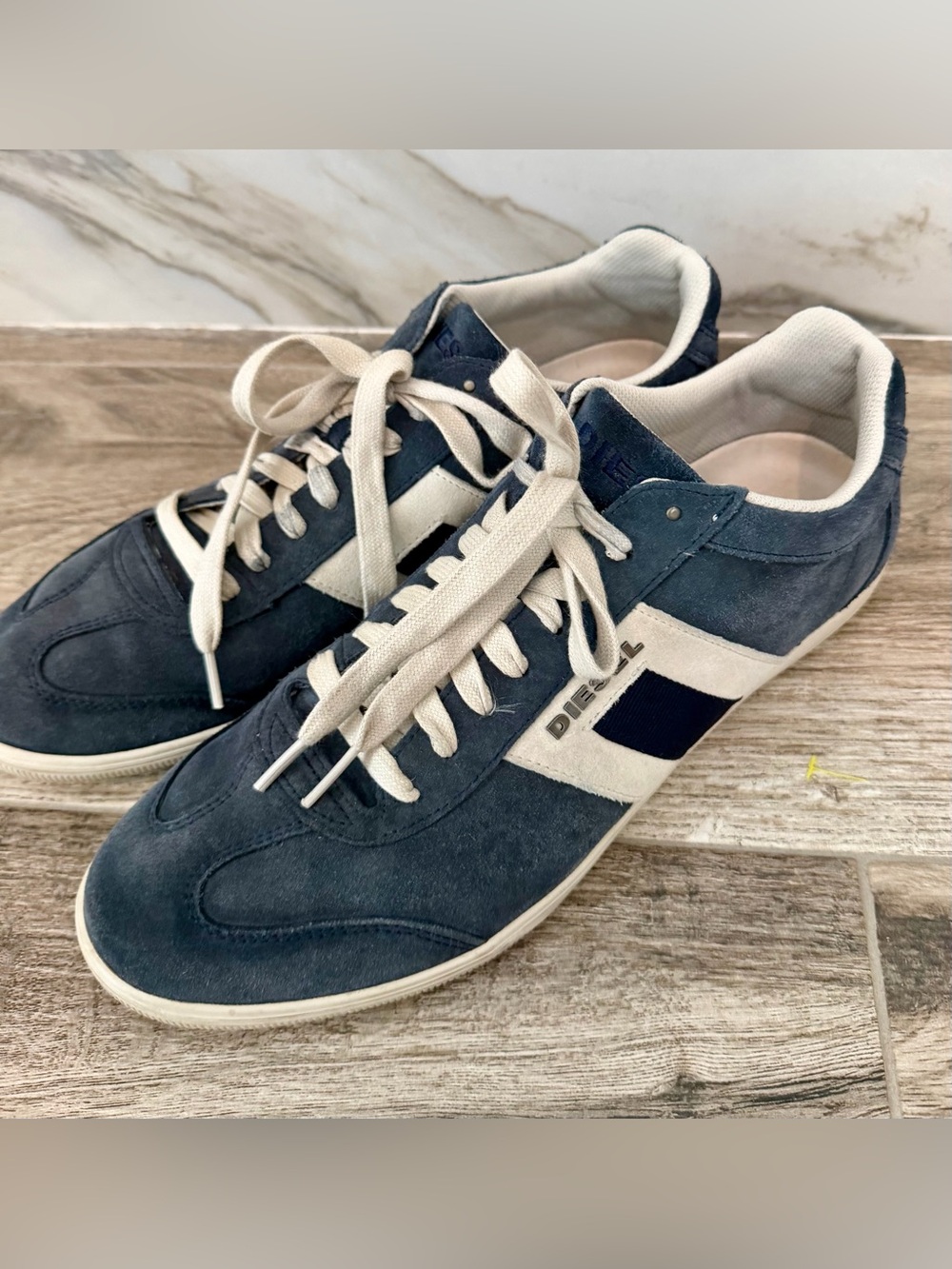 Diesel Men’s Navy and White Suede Retro 90’s Low-Top Sneakers Logo